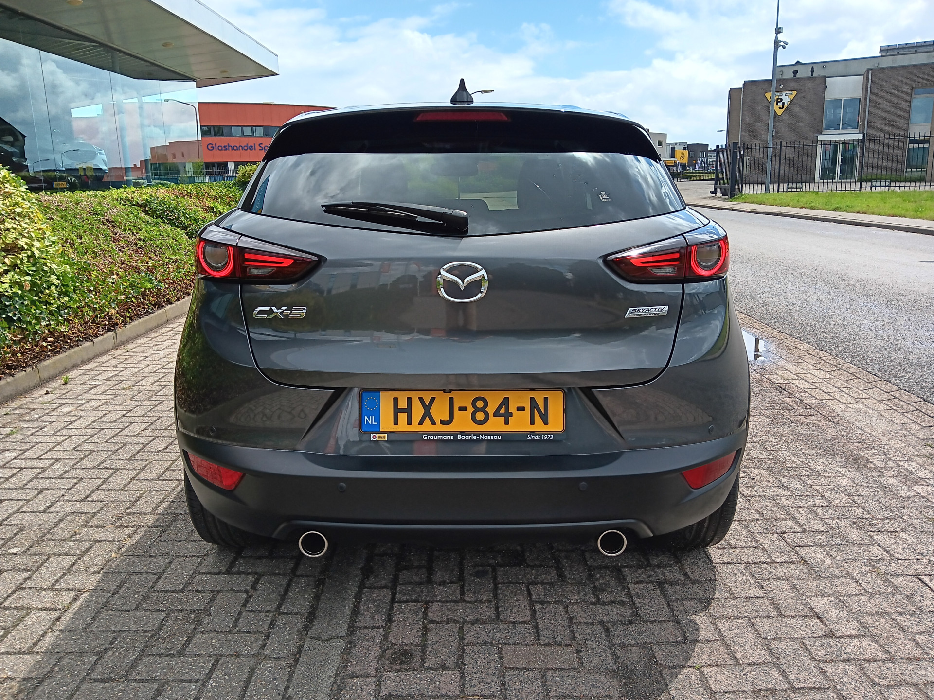 46422218-7.jpg