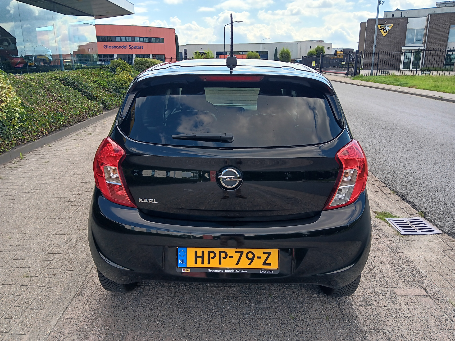 46712092-7.jpg