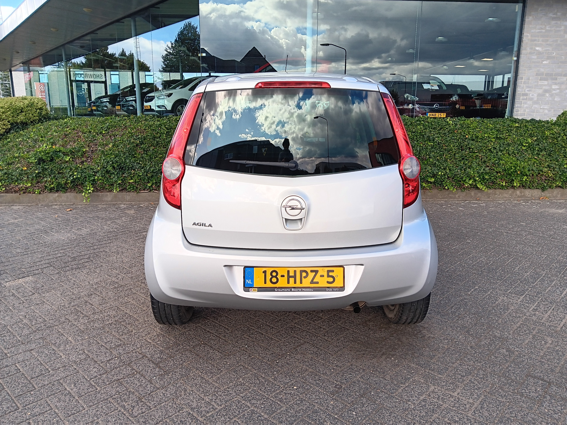 47807744-7.jpg